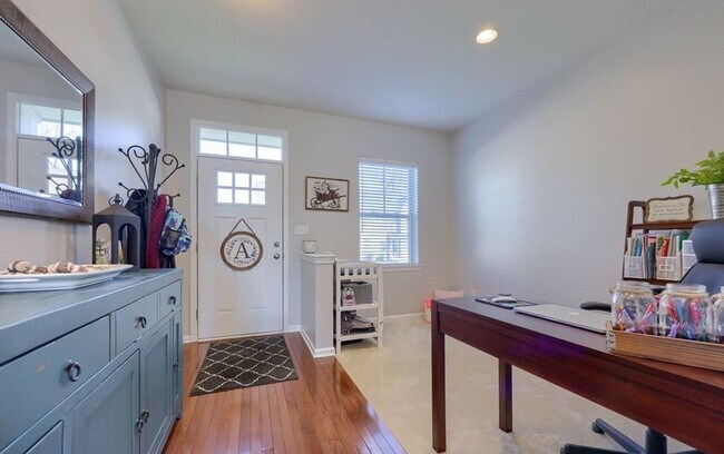 Foto del edificio - Luxurious 3-Bedroom Townhome with Finished...