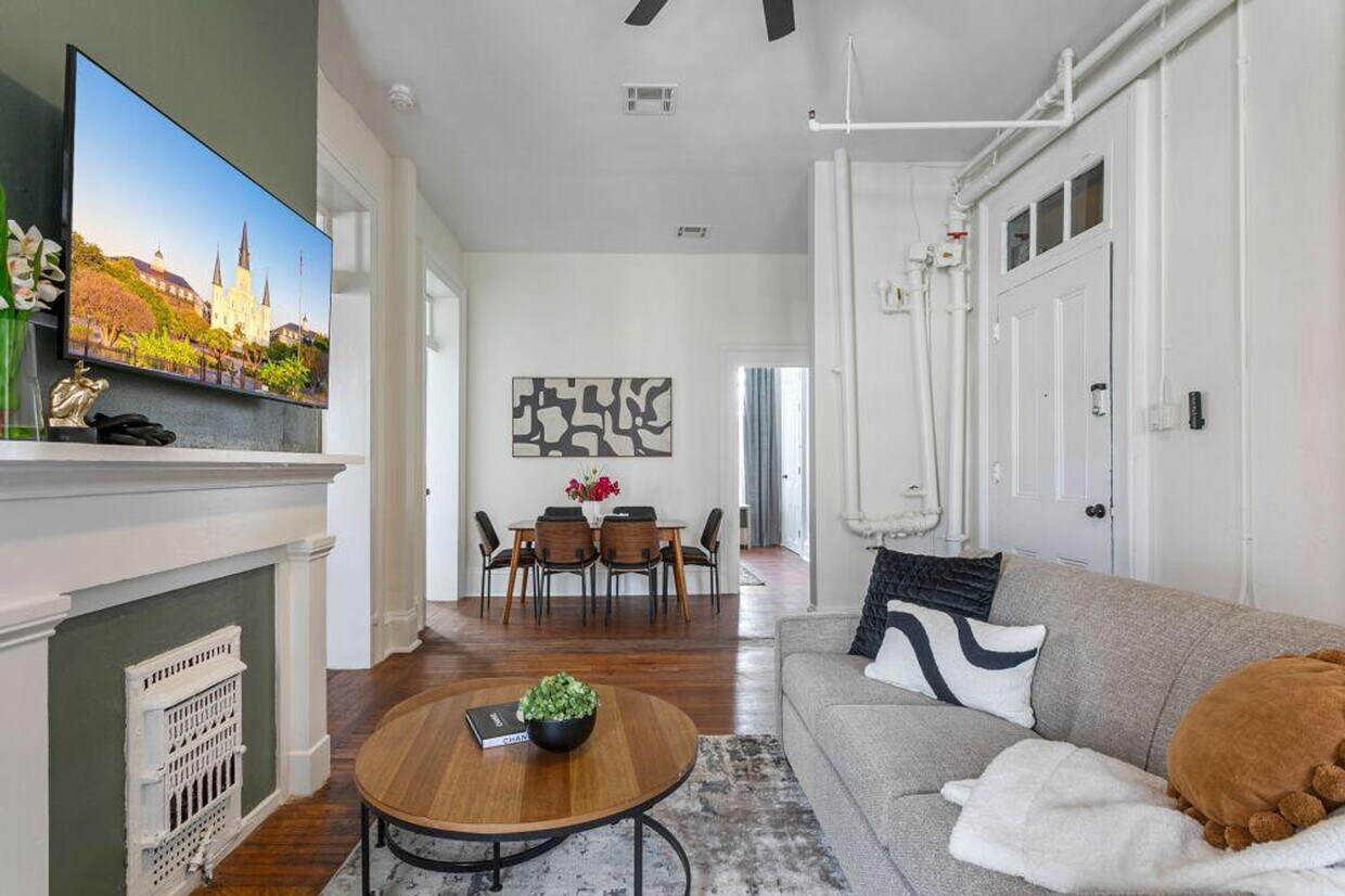 Foto principal - 715 St Charles Ave