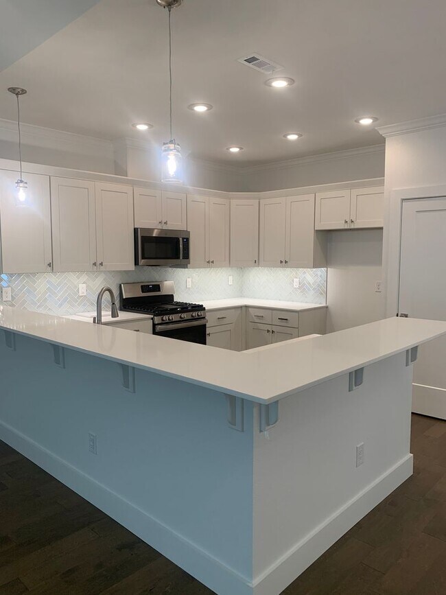 Building Photo - Like New Four Bedroom Three Bath in NW Fay...