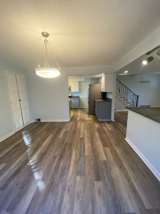 Building Photo - 4 Bedroom/ 2 Bathroom House in Dormont Available 7/1/2026