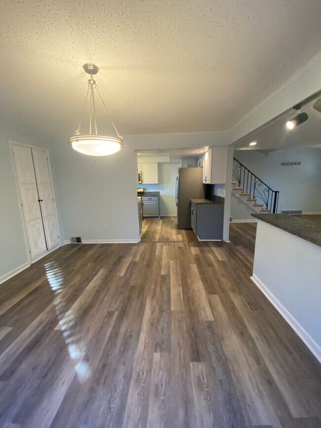 Foto del edificio - 4 Bedroom/ 2 Bathroom House in Dormont Available 7/1/2026