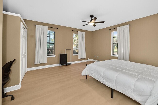 Foto del edificio - 512 Mason Ave