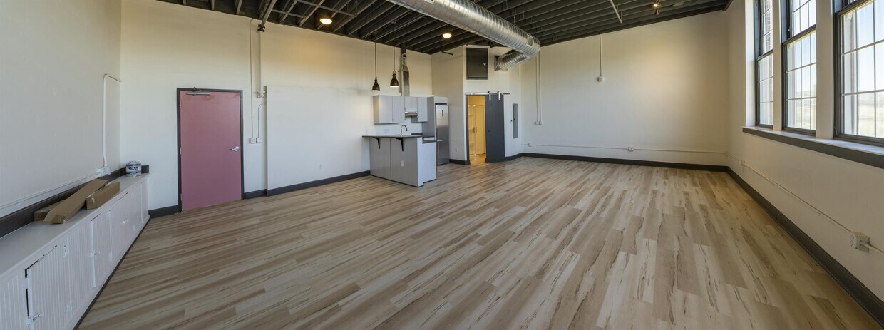 Primary Photo - 210 East St