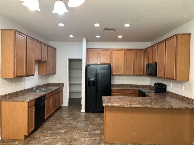 Building Photo - It’s the home you’ve been waiting for!!