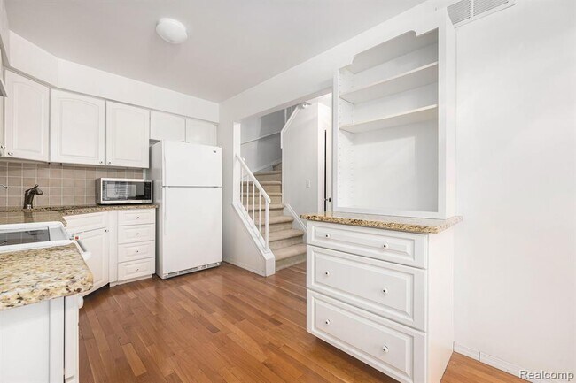 Building Photo - 41712 Onaway Dr