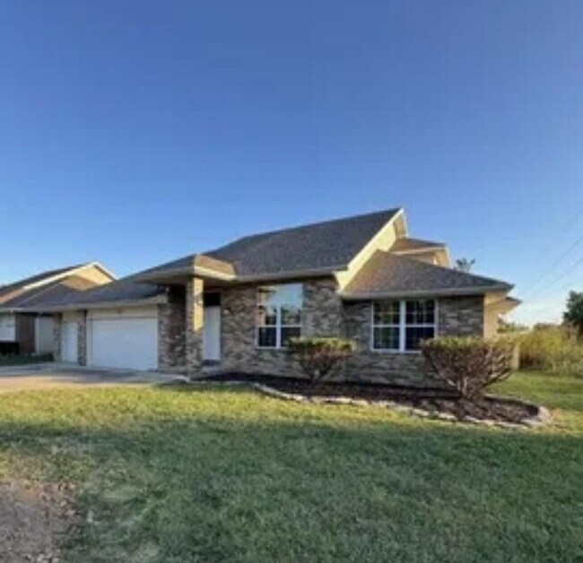 Building Photo - 5 bed/3 bath house