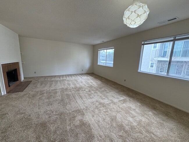 Foto del edificio - Upper level 2 bedroom 2 bath condo, laundry in unit!