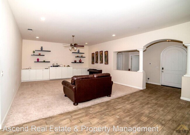 Building Photo - 4 br, 2.5 bath House - 6803 Clearwater Cre...