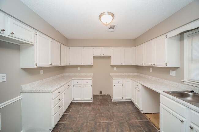Building Photo - 6602 Meadow Bend Dr