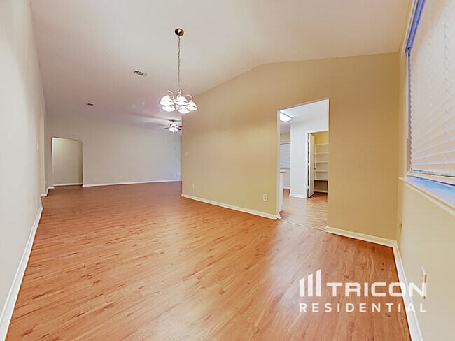 Building Photo - 7911 Bluff Trail Dr