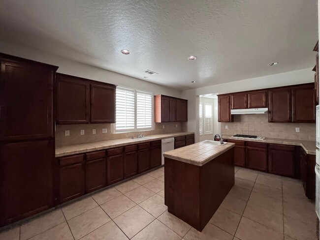 Building Photo - 1356 VINEYARD PL 5 BEDROOM 3 BATHROOMS HAN...