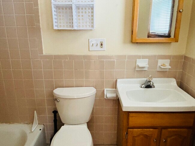 Full Bath - 121-123 Ridge Rd