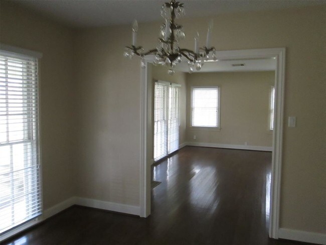 Foto del edificio - 909 Pinemont Dr