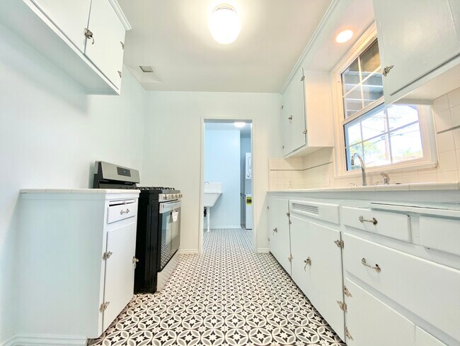 Building Photo - 1232 S Ridgeley Dr