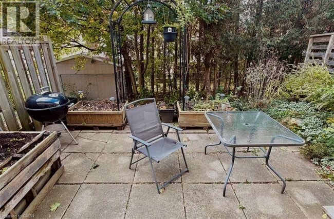 Building Photo - 279 Bluevale St N