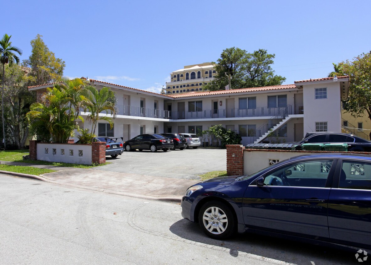 Foto del edificio - 236 Madeira Ave