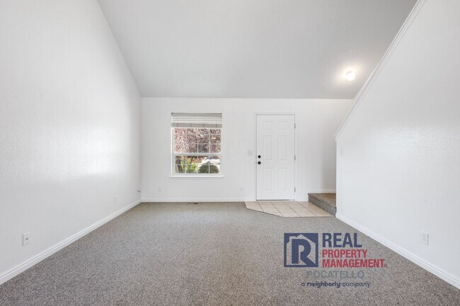 Foto del edificio - MOVE IN SPECIAL - 5 Bedroom 3.5 Bath Duple...