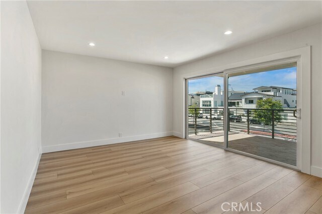 Foto del edificio - 913 E Balboa Blvd