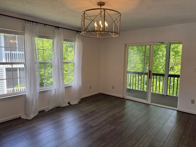 Foto del edificio - West AVL - Beautifully Updated Townhouse