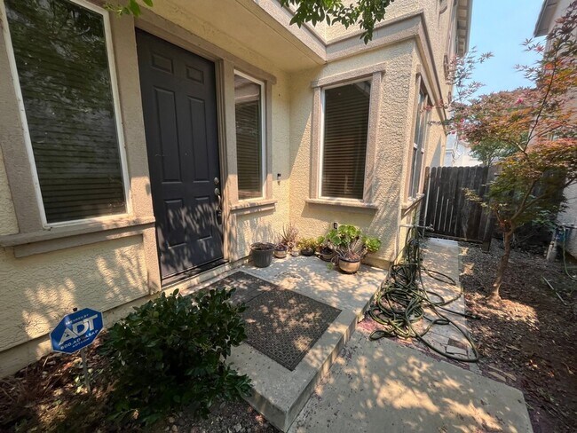 Building Photo - Courtyard home available NOW!