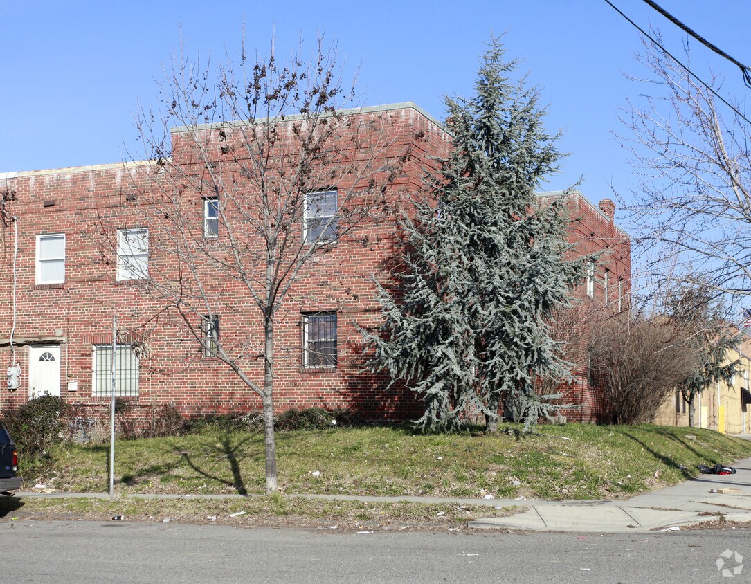 Primary Photo - 1535 Half St SW