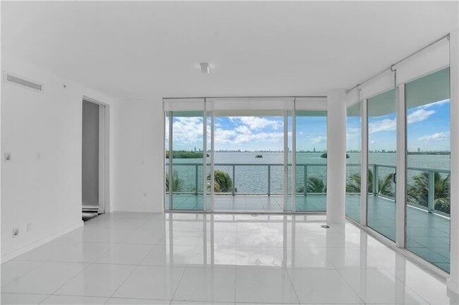 Foto del edificio - 720 NE 62nd St