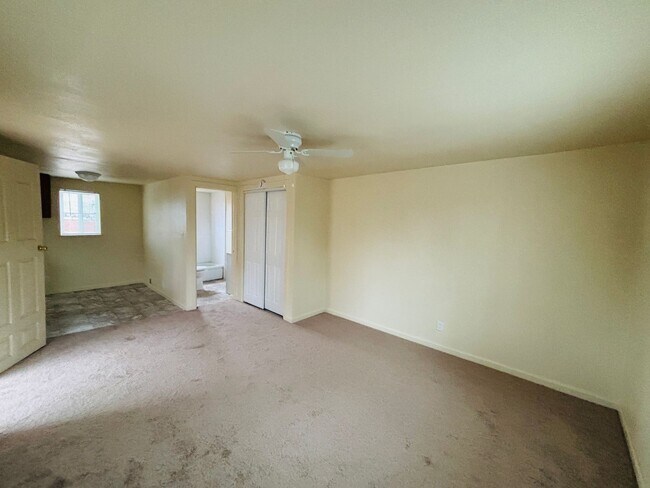 Building Photo - Cute Refurbished Studio Home.