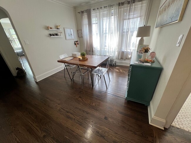 Building Photo - 2nd Floor 2 BR/1 Bath, Newly Renovated in ...