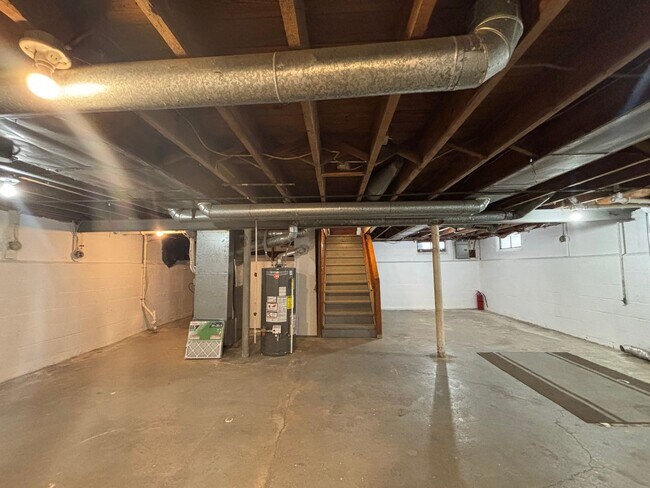 Foto del edificio - 3 Bedroom 1.5 Bath House - Parking/Laundry Hook-Ups!