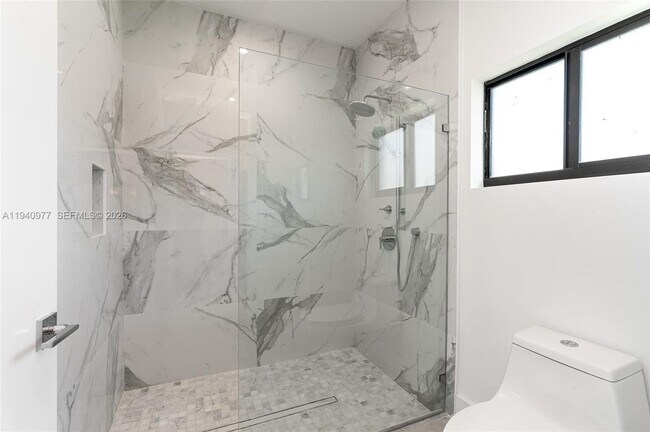 Foto del edificio - 2560 NE 199th St