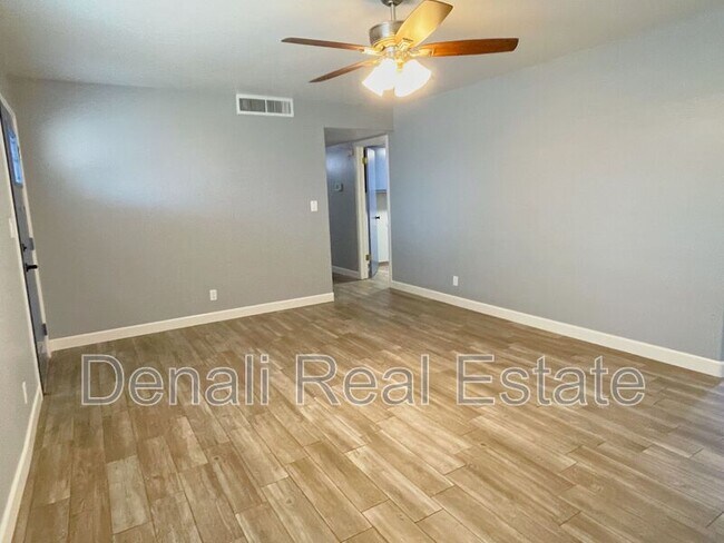 Foto del edificio - 1646 E Jarvis Ave