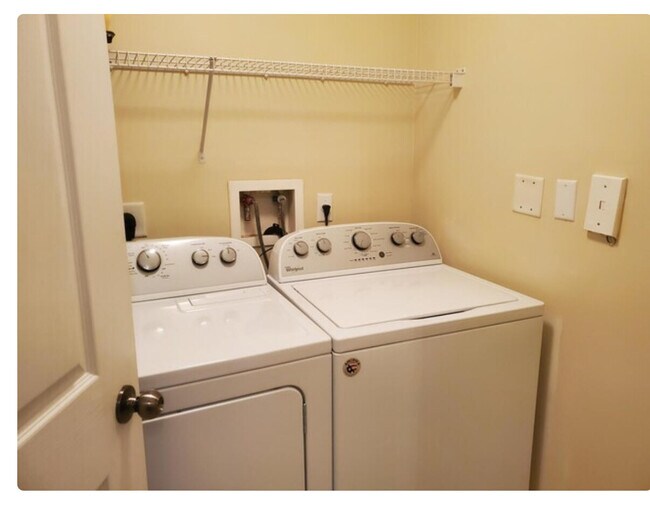 Foto del edificio - 1111 Myrtlewood Cir E
