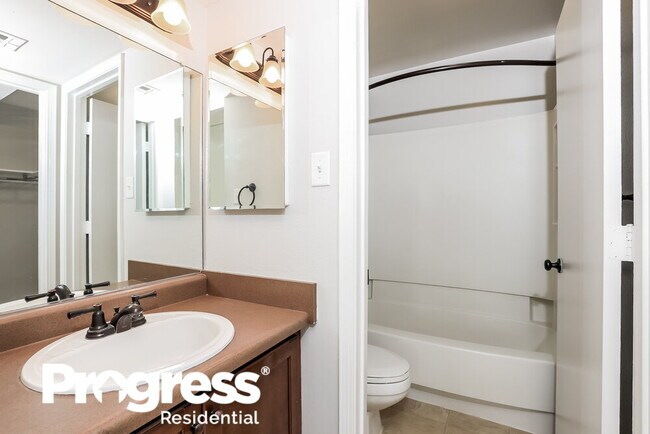 Building Photo - 4661 Loma Del Rey Cir