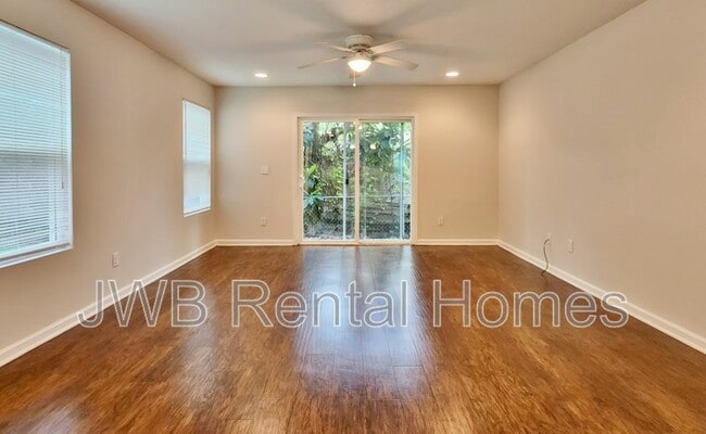 Building Photo - 1227 Pangola Dr