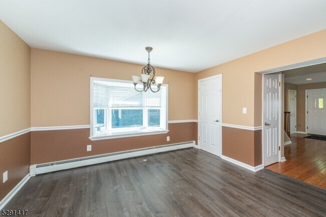 Foto del edificio - 47 Dickerson Rd