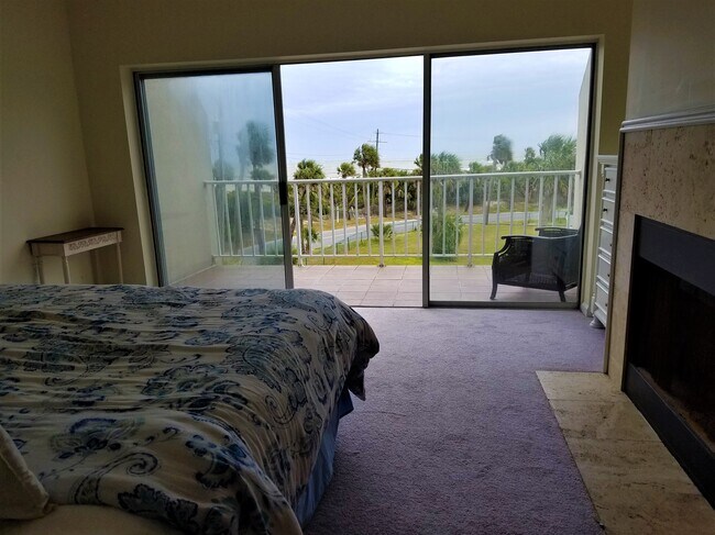 Dormitorio principal con chimenea, balcón privado. - 6 Van Horne Ave