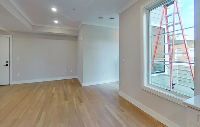 Building Photo - 5 Bedroom