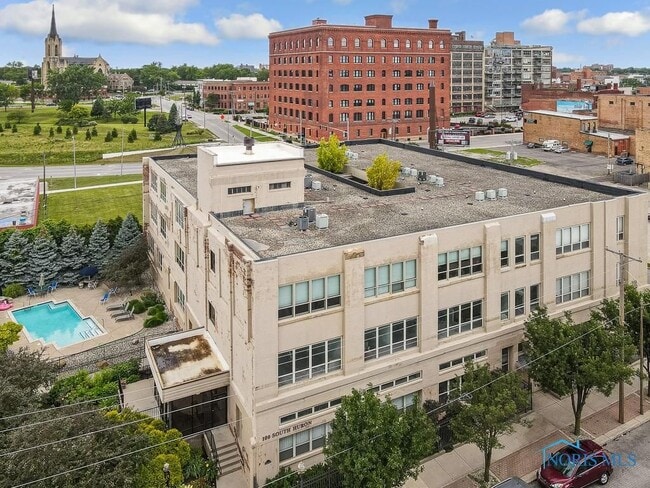 Building Photo - 100 S Huron St