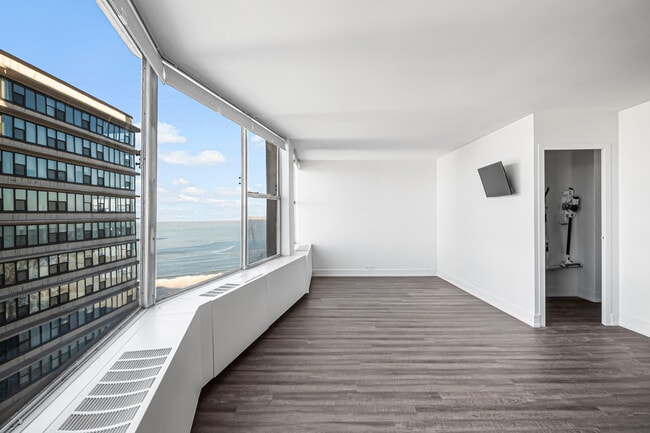 Building Photo - 5757 N Sheridan Rd