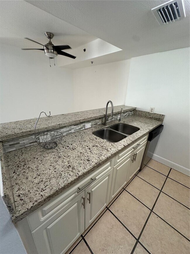 Foto del edificio - 814 NW 36th Ave