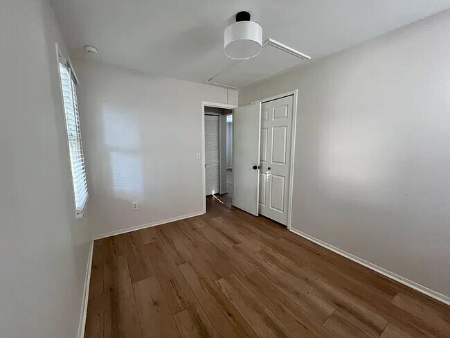 Foto del edificio - 555 E Mahan Ave