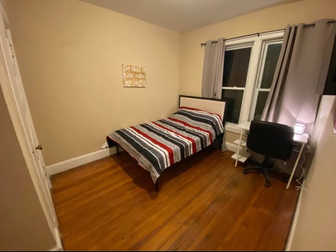 Foto principal - 2626 11th St NW