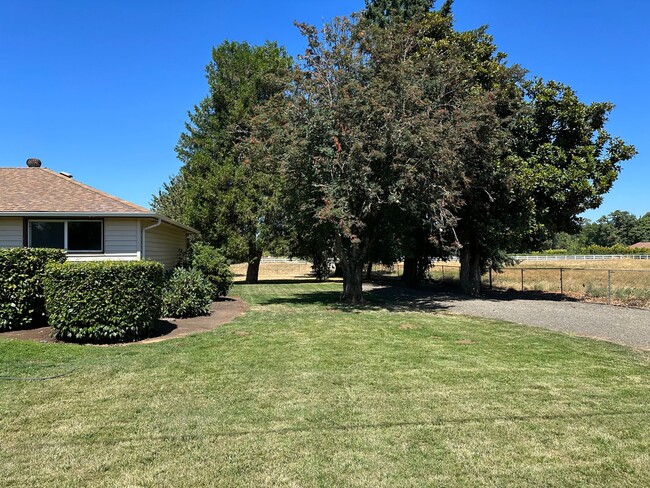 Building Photo - 4 bedroom, 1 bath Country Home for rent!