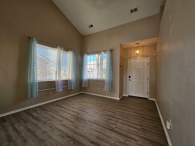 Foto del edificio - Charming House 3 Beds 2 1/2 Baths 2 Living...