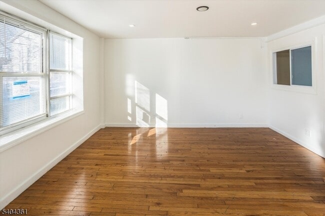 Building Photo - 29 William St