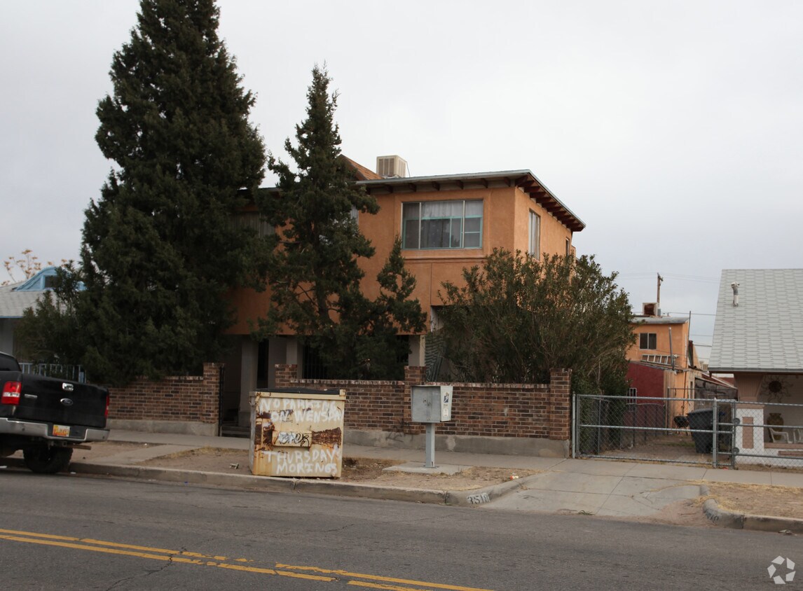 Foto principal - 3320 Douglas Ave