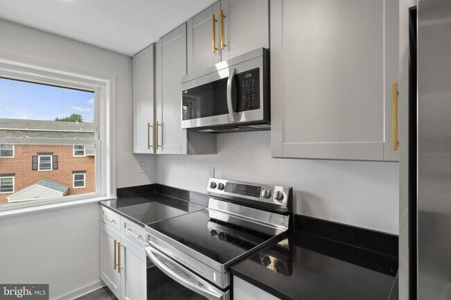 Building Photo - 6188 Greenwood Dr