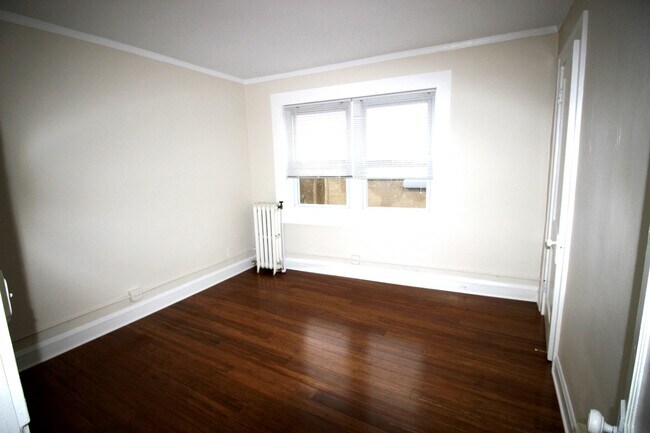Building Photo - 530 S york St