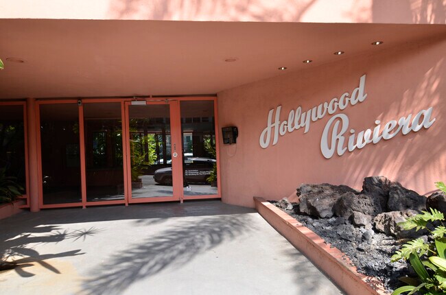 Foto del edificio - 1400 N Hayworth Ave