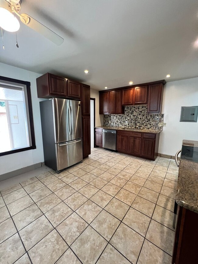 Building Photo - 3 Bedroom Apartment Available w/ 2 car garage